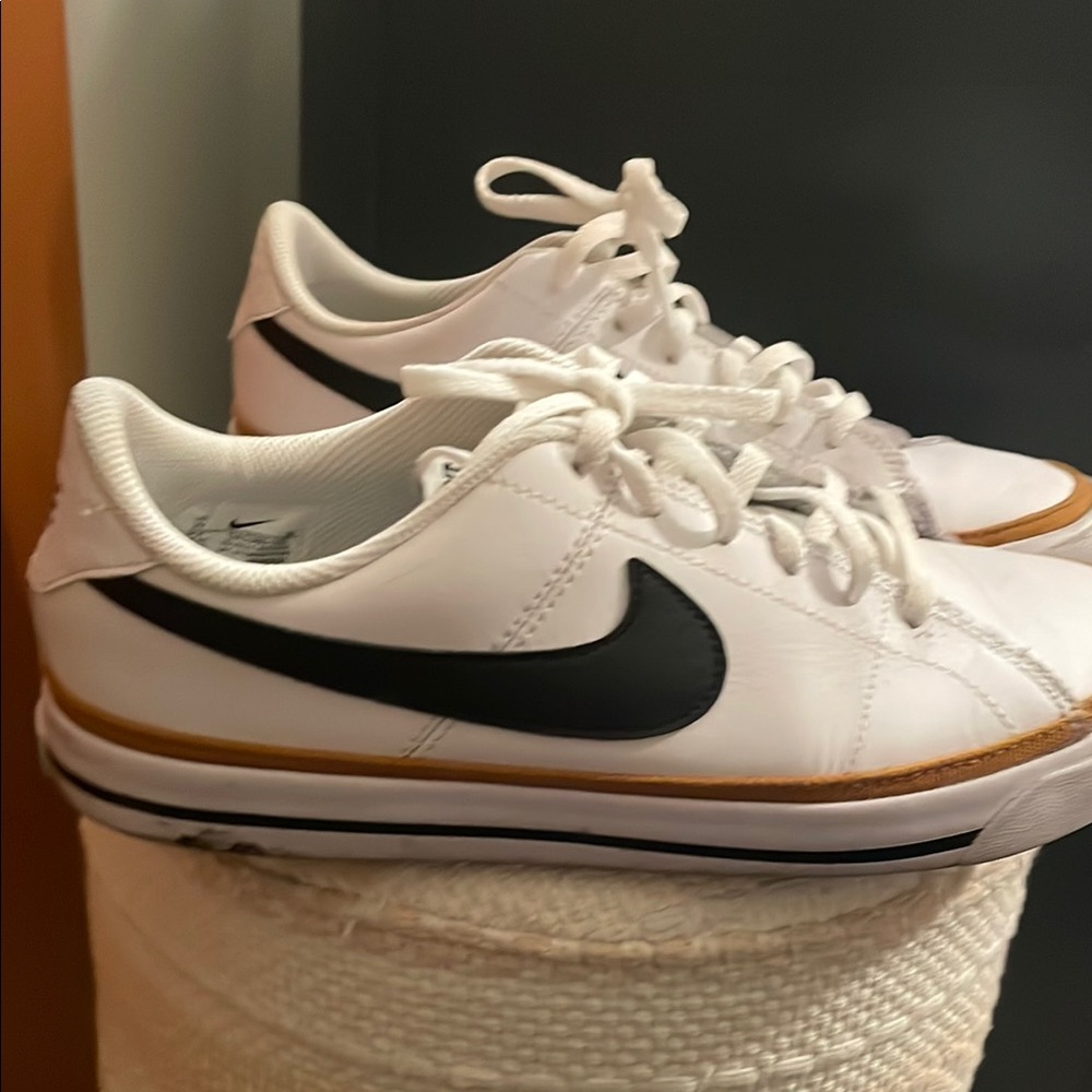 Nike legacy court Youth size 7 fits women size 8-8.5
